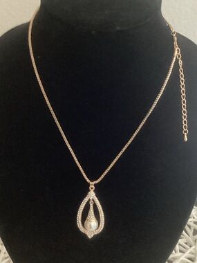 Elegant Gold Pearl Teardrop Necklace